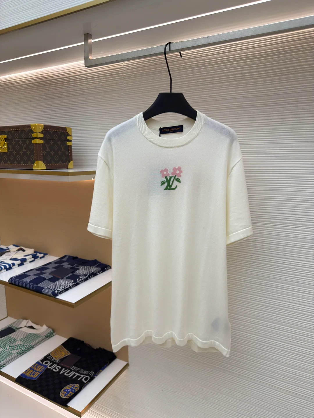 LOUIS VUITTON woolen short sleeves with floral logo ●Authentic product: Purchased and developed at 9250 ●Item number: 1680130-A55 ●Fabric: pure cotton fabric ●Technology: woolen fabric ●Version: fitted version ●Weight: about 258 grams ●Size: XS-S-M-L ●Description: Knitting is carried out using a Stoll 14-needle ultra-fine machine imported from Germany worth 47W. It is knitted at a parallel and even speed with reference to the original single-sided partial mesh bottom hanging wool structure. Each piece takes 270 minutes. During the weaving, 16 sand spits are used to alternately knit back and forth. The number of knitting rows for a single front garment hanging wool is as high as 6352. The newly woven garment has so many knots that it requires It requires pure manual thread picking, knot head inspection, random inspection before seam picking, washing, original main label, wash mark, details down to the height of the wash mark, stitching method, and final ironing. Only after a general inspection can it be packaged and shipped. It is not like those ordinary computerized flat knitting machines. In order to rush the goods, the speed is turned to the limit, and the stitches of the knitted garments are different in size, code, and patterns. The overall wiring is straight and delicate, the fabric is comfortable and soft, and the color is consistent without color difference. It can be matched with the same style to create a fashionable look and control various occasions. Customized accessories, complete with three standards, same style for men and women!
